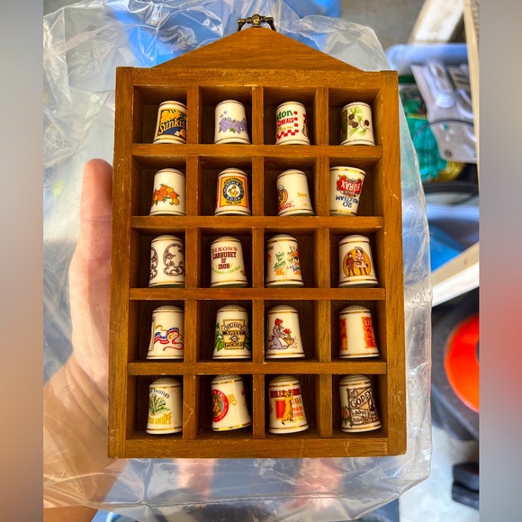 ￼Vintage ￼￼20 Thimbles with Wooden Display Case - Picture 1 of 2